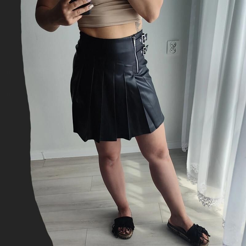 Ladies In Leather skirts are so hot 