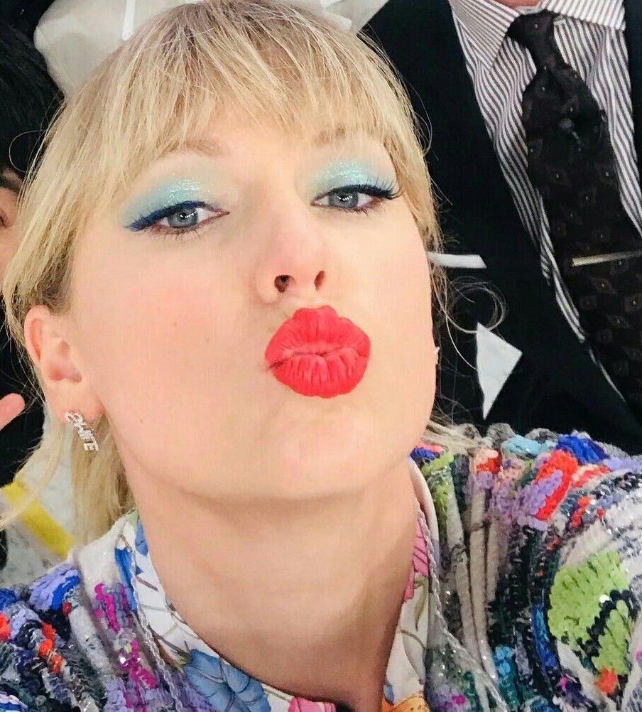 Face Porn : Goon et Simp à Taylor Swift Kiss et Duckface