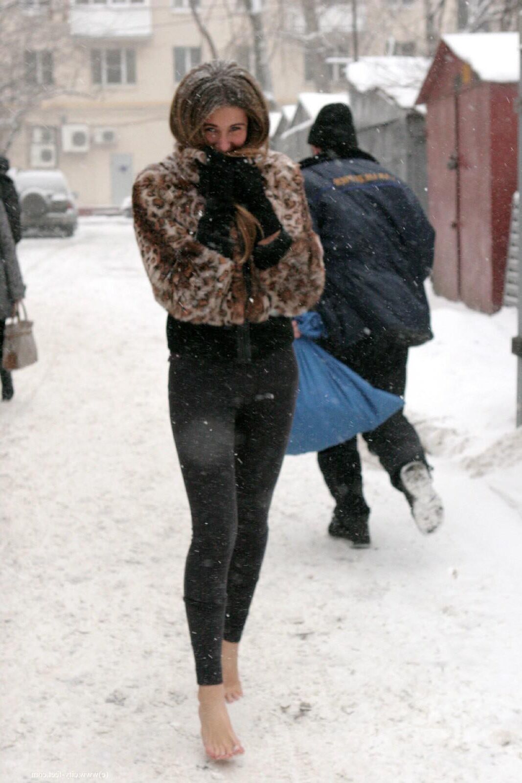 Garota corajosa! Pés descalços sexy na neve russa.