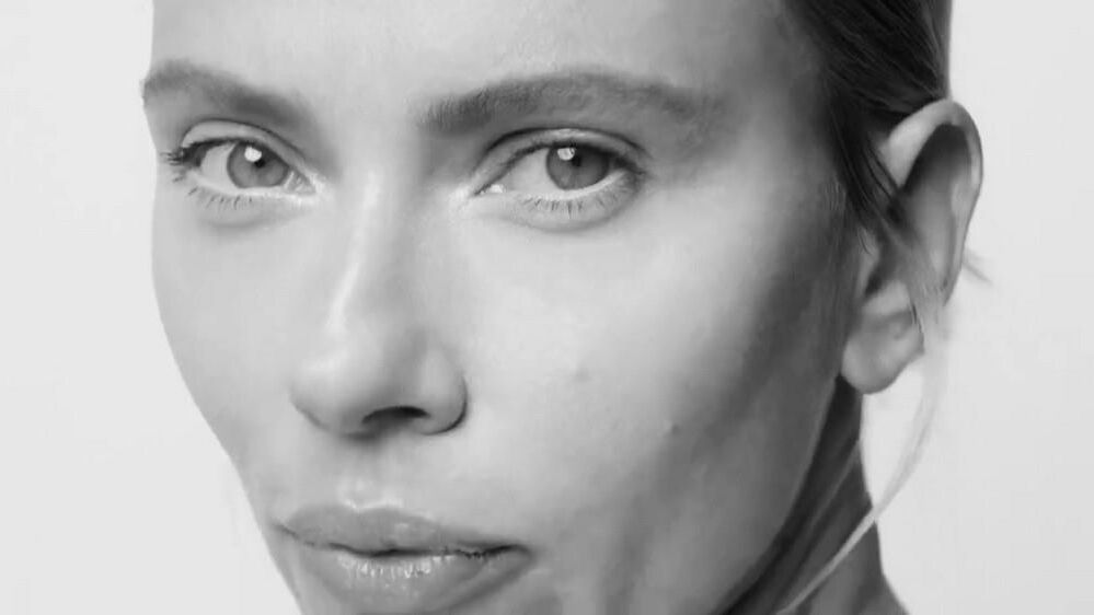 Scarlett Johansson en gros plan sur une séance photo de cosmétiques