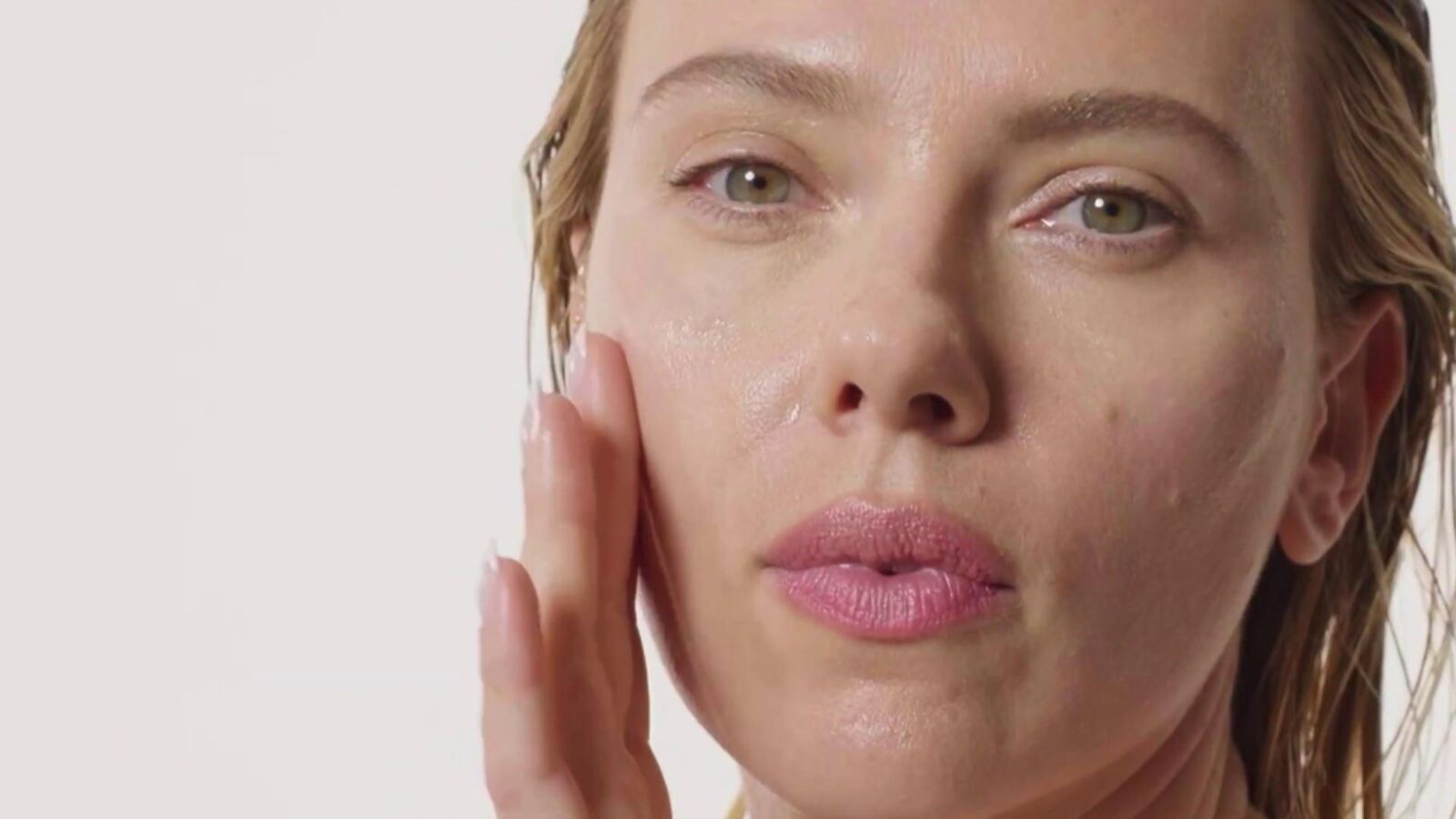 Scarlett Johansson en gros plan sur une séance photo de cosmétiques