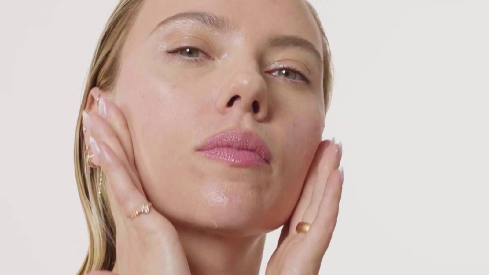 Scarlett Johansson en gros plan sur une séance photo de cosmétiques