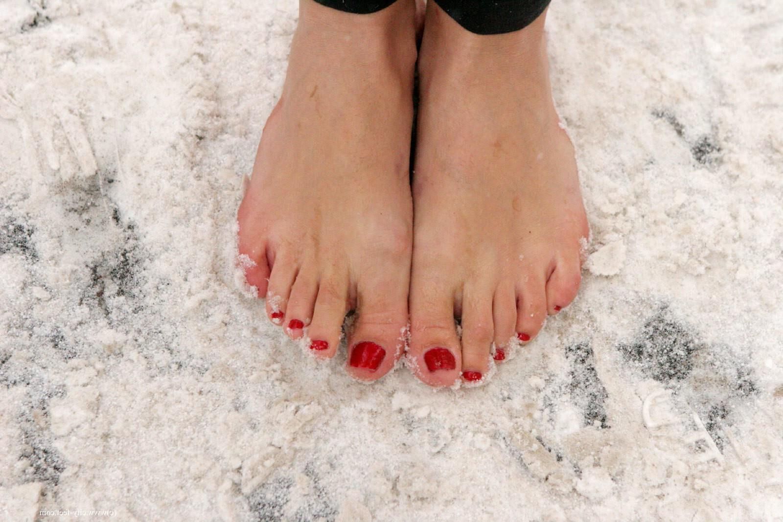 Tapferes Mädchen! Sexy nackte Füße im russischen Schnee.