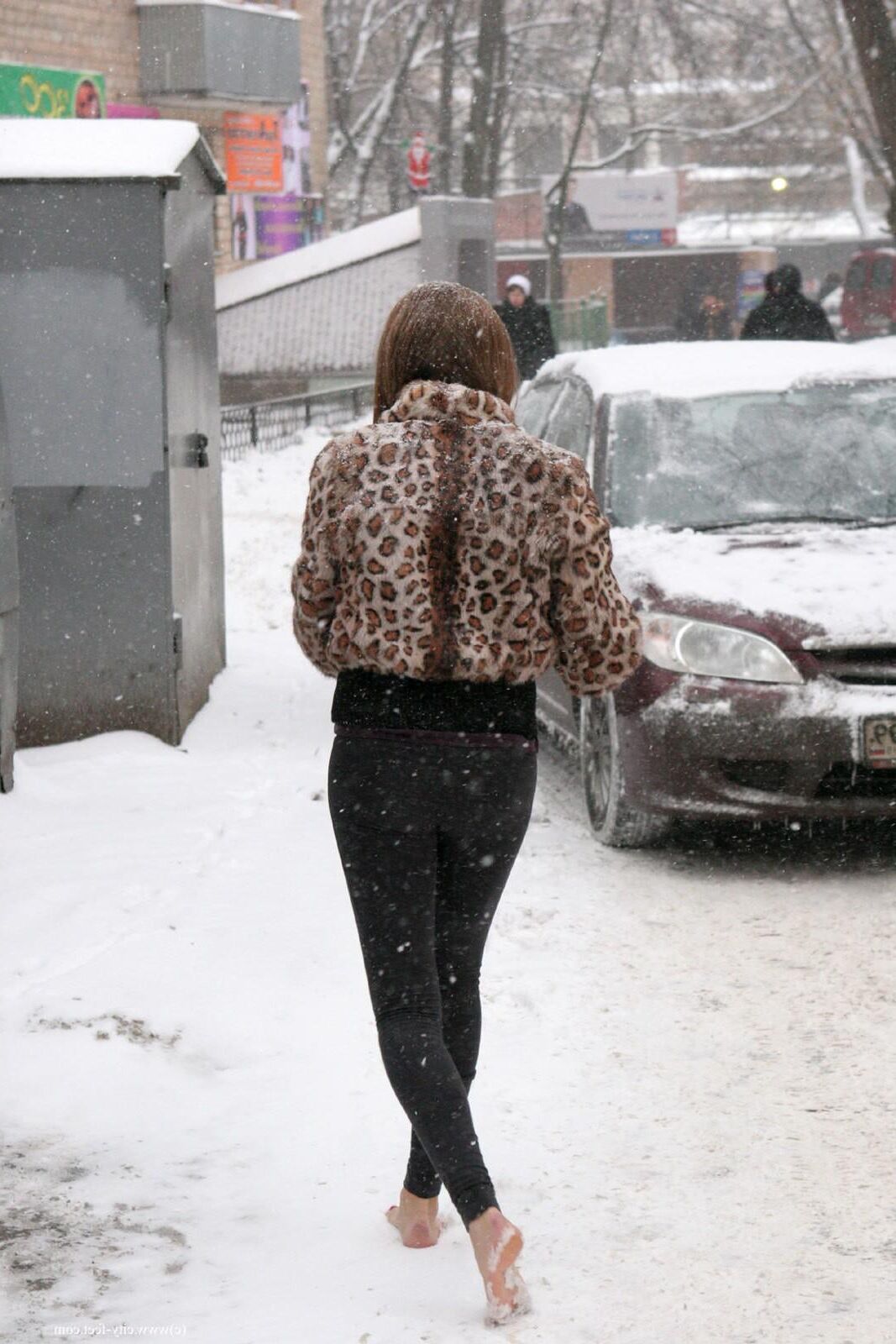 Garota corajosa! Pés descalços sexy na neve russa.