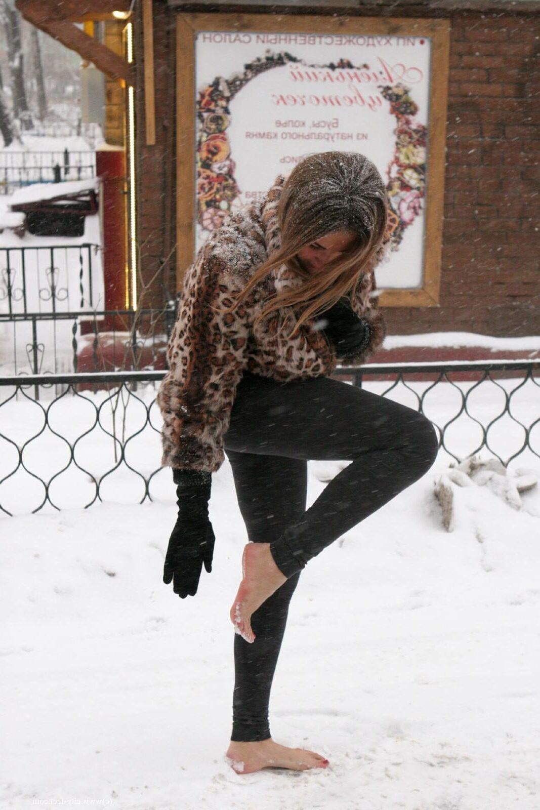 Garota corajosa! Pés descalços sexy na neve russa.