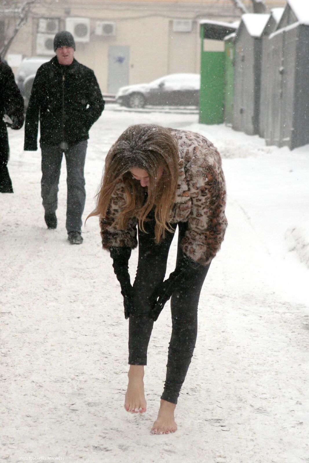 Garota corajosa! Pés descalços sexy na neve russa.