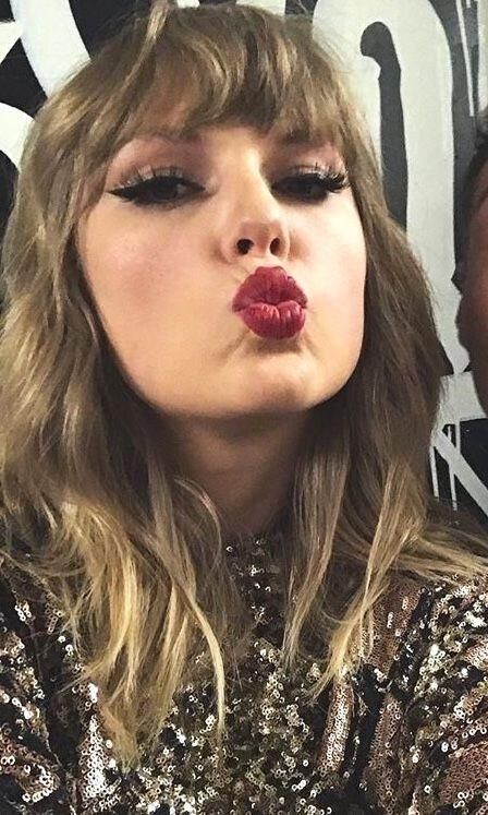 Face Porn : Goon et Simp à Taylor Swift Kiss et Duckface