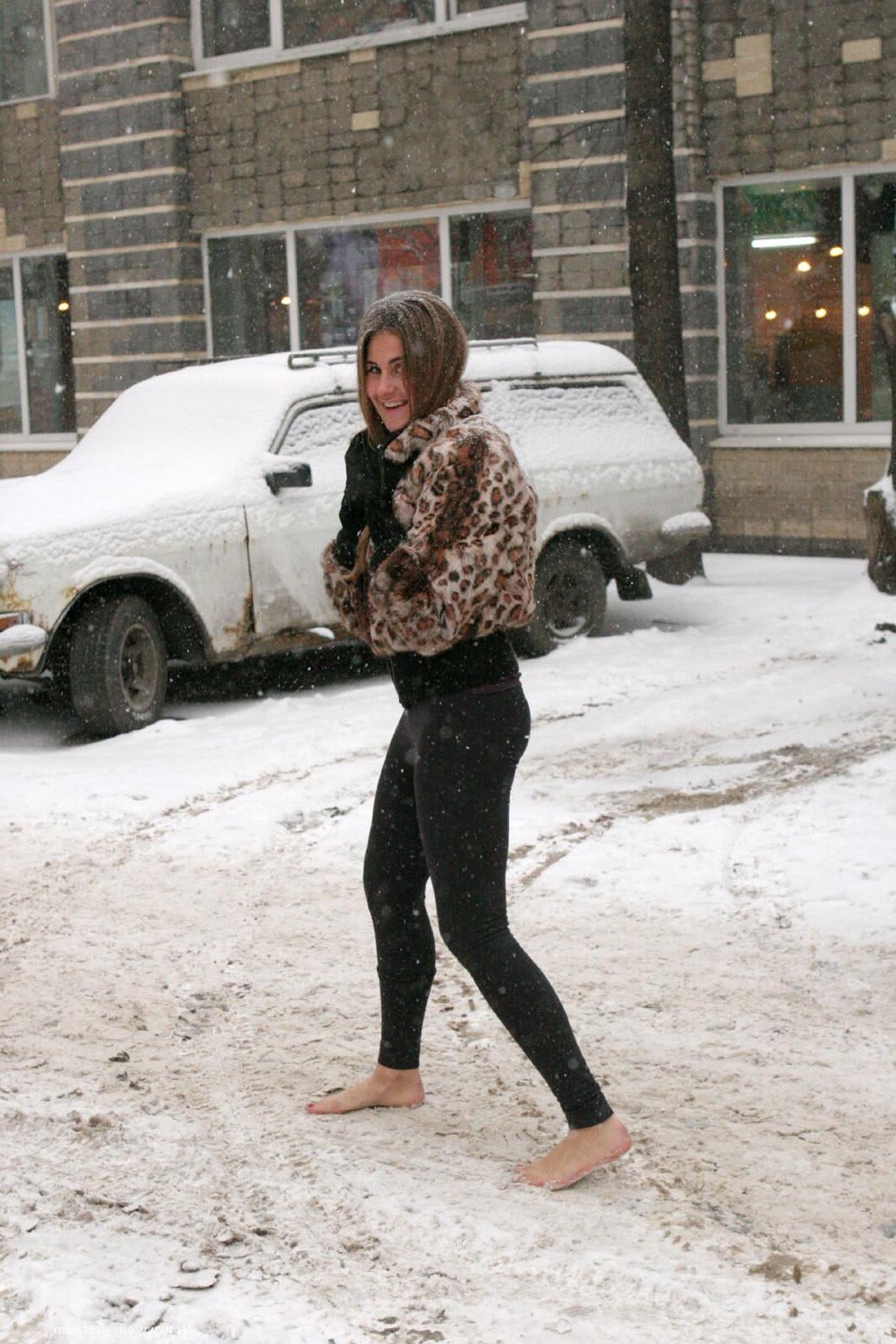 Garota corajosa! Pés descalços sexy na neve russa.