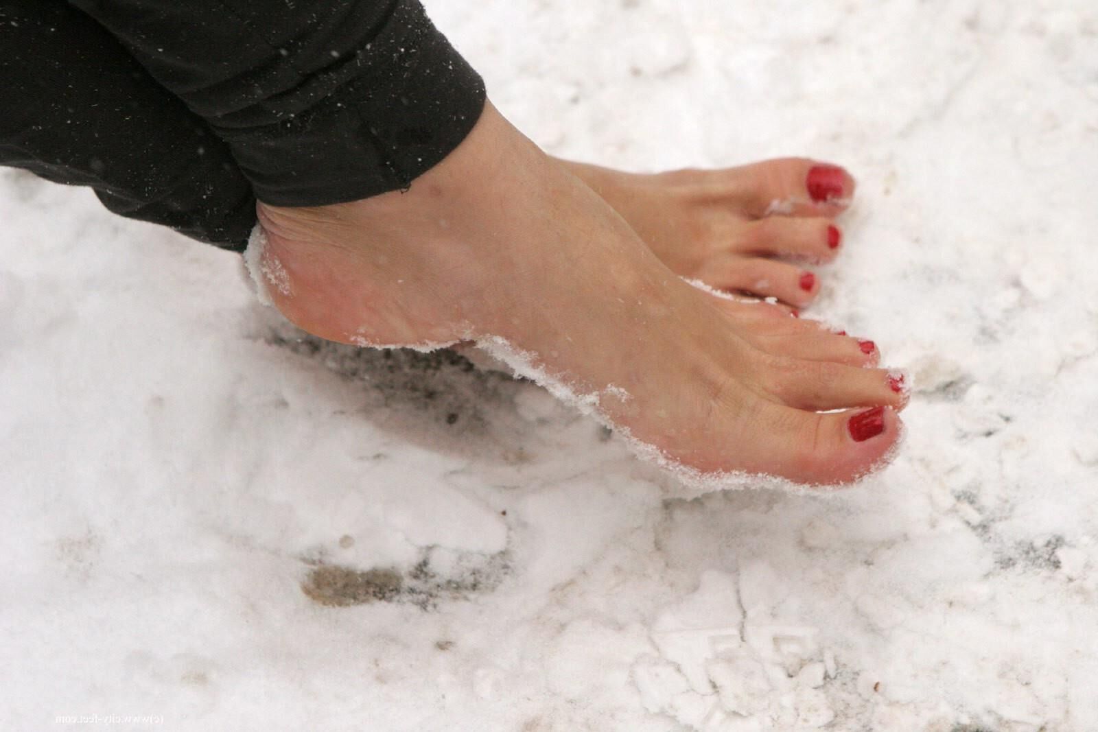 Garota corajosa! Pés descalços sexy na neve russa.