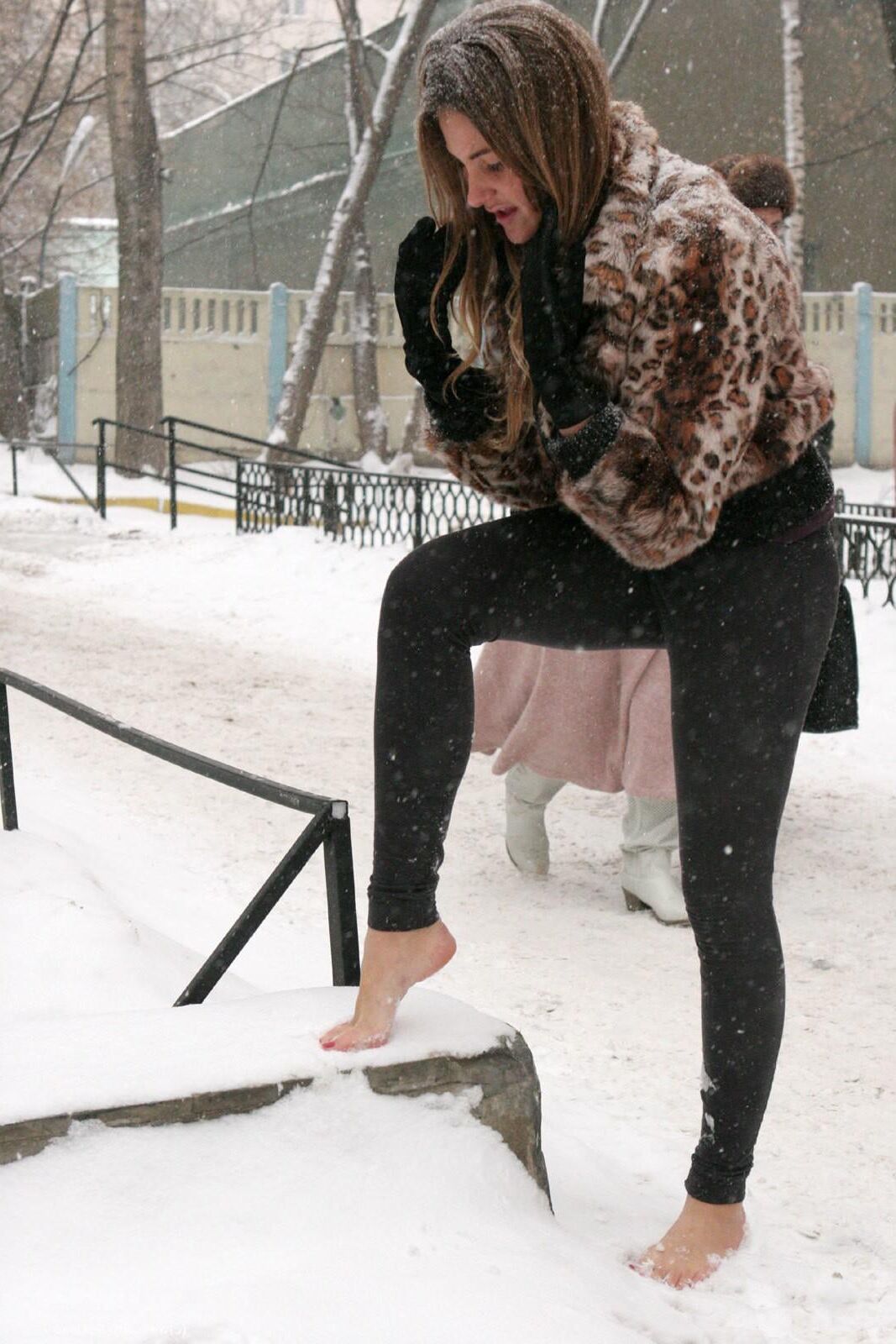 Garota corajosa! Pés descalços sexy na neve russa.