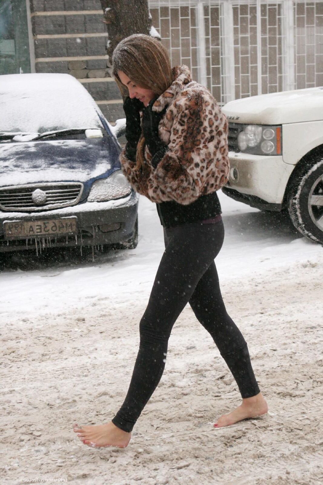 Tapferes Mädchen! Sexy nackte Füße im russischen Schnee.