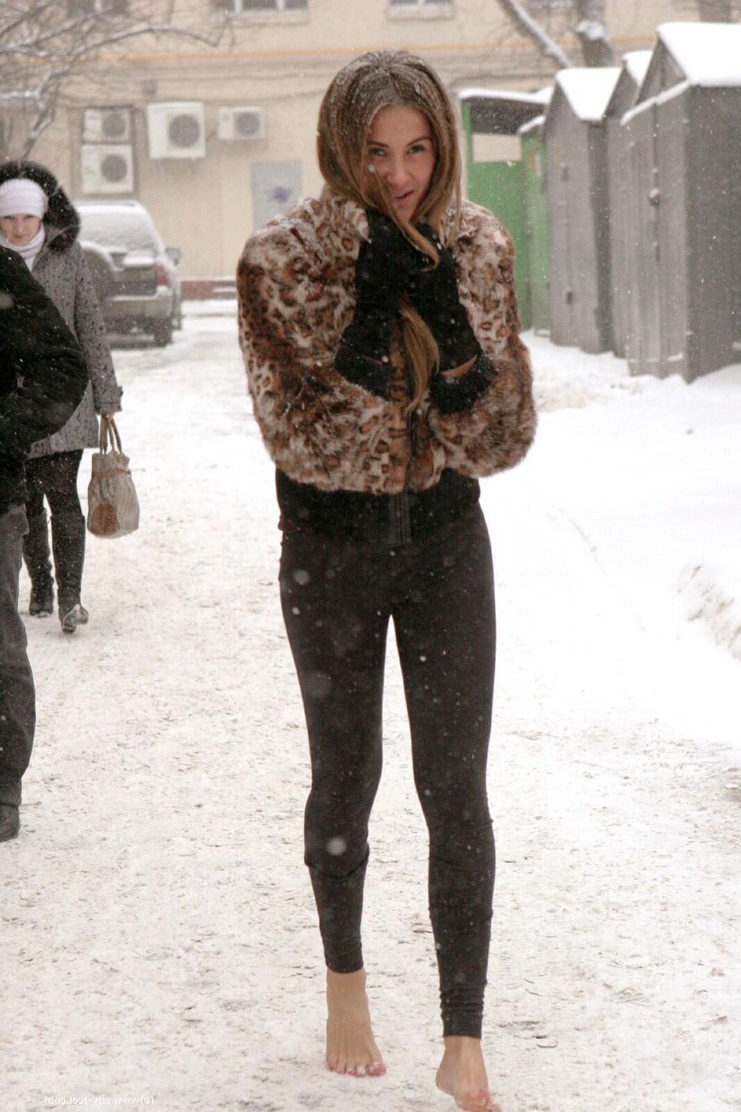 Garota corajosa! Pés descalços sexy na neve russa.