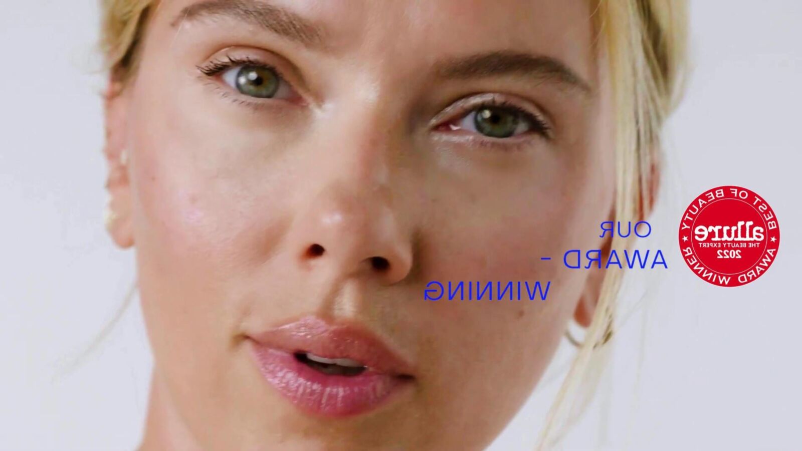 Scarlett Johansson en gros plan sur une séance photo de cosmétiques