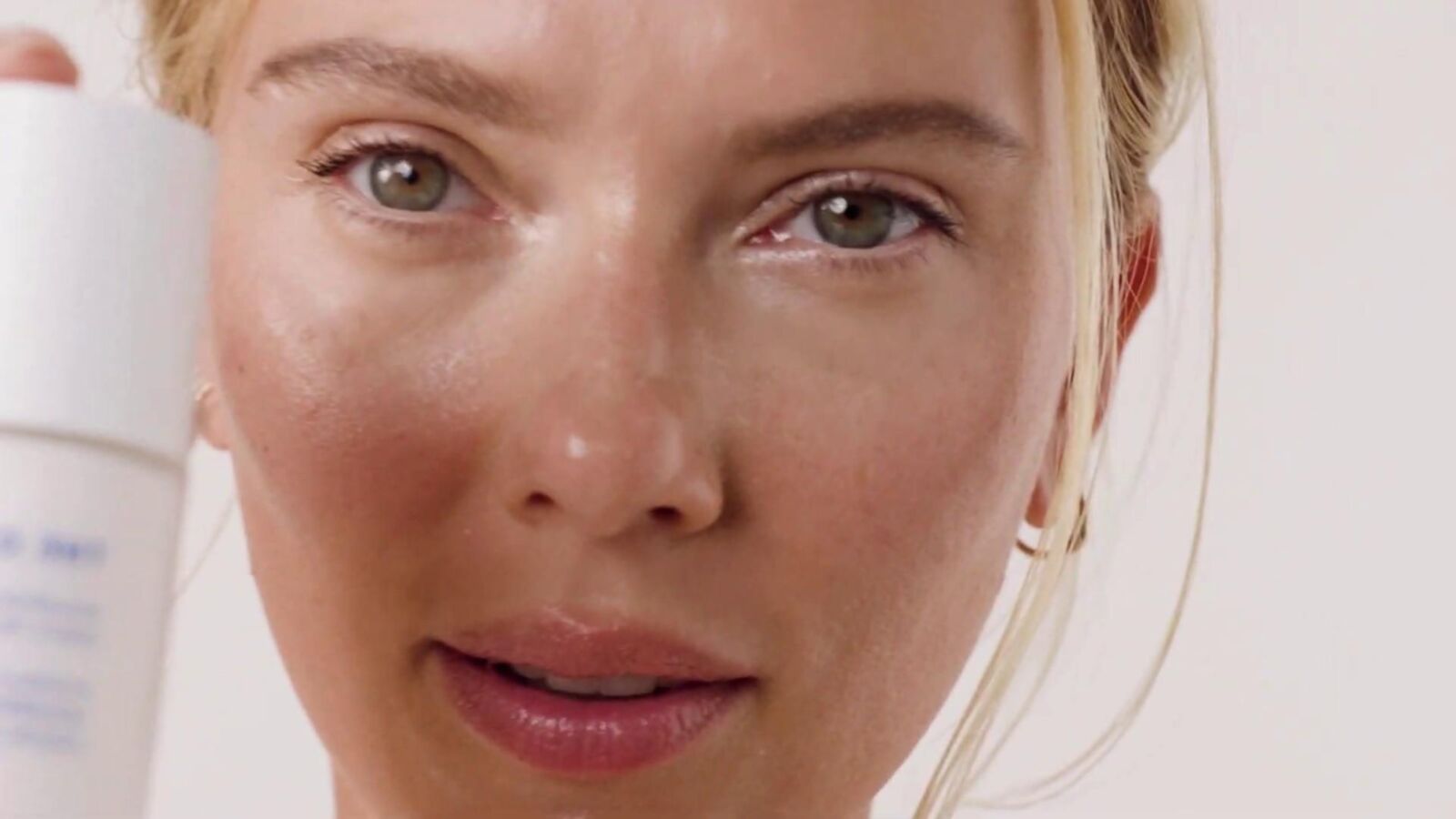 Scarlett Johansson en gros plan sur une séance photo de cosmétiques