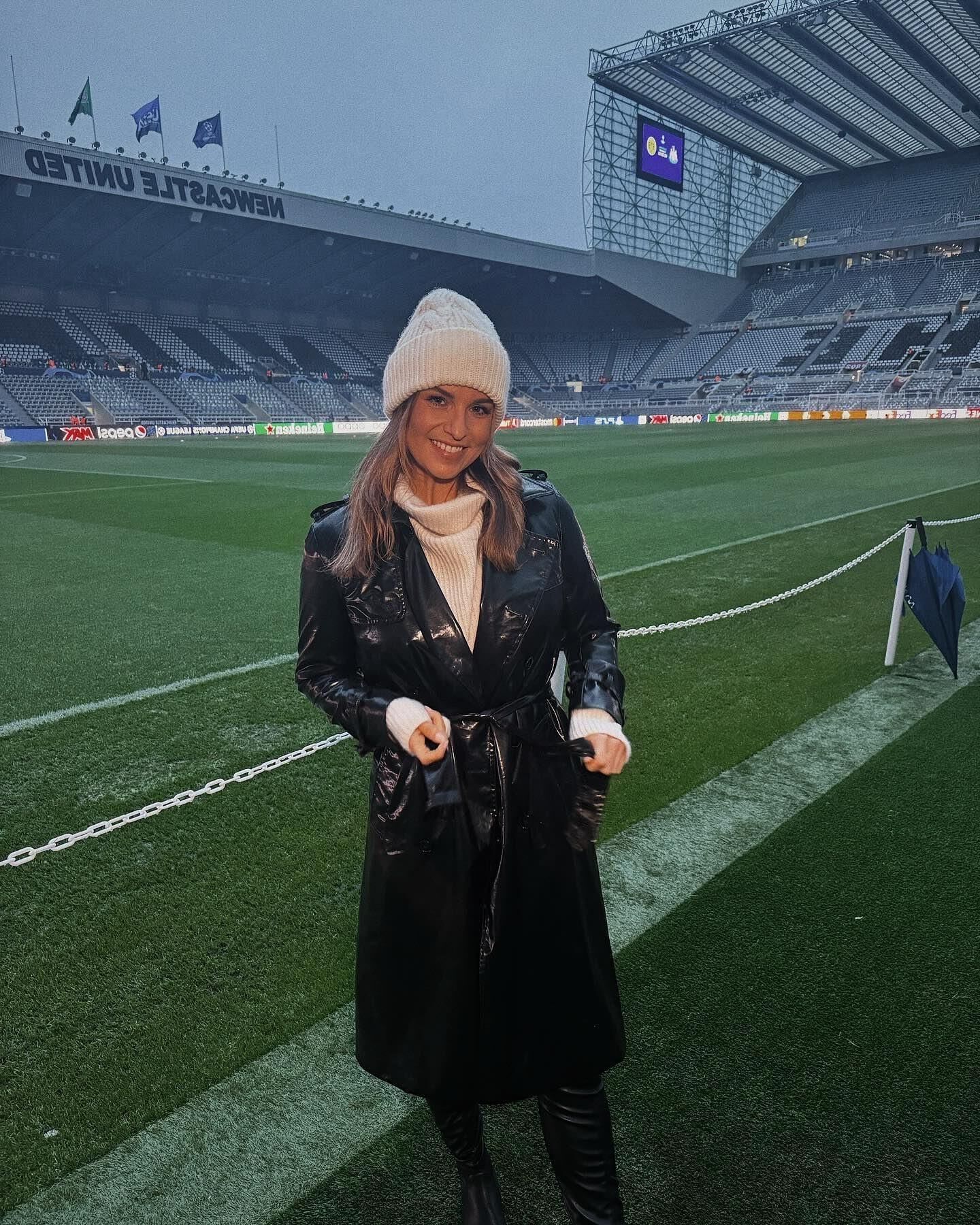 Umkleide Schlampe Laura Wontorra, meistgefickte Stadion/TV Nutte