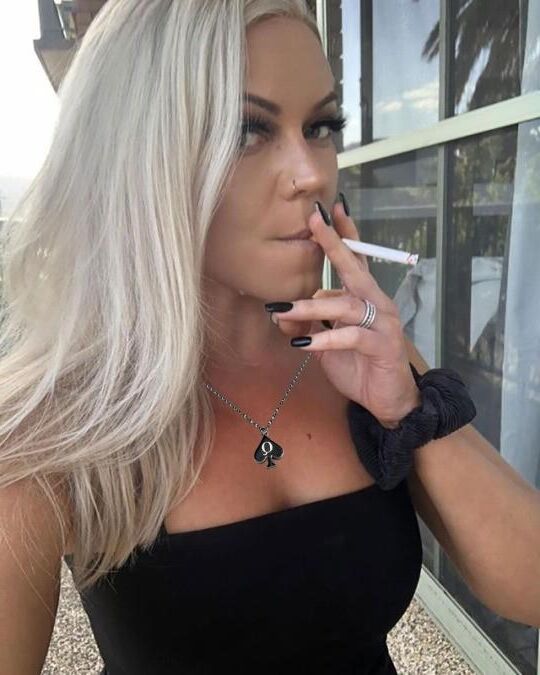 Rainha de espadas fumando mulheres gostosas