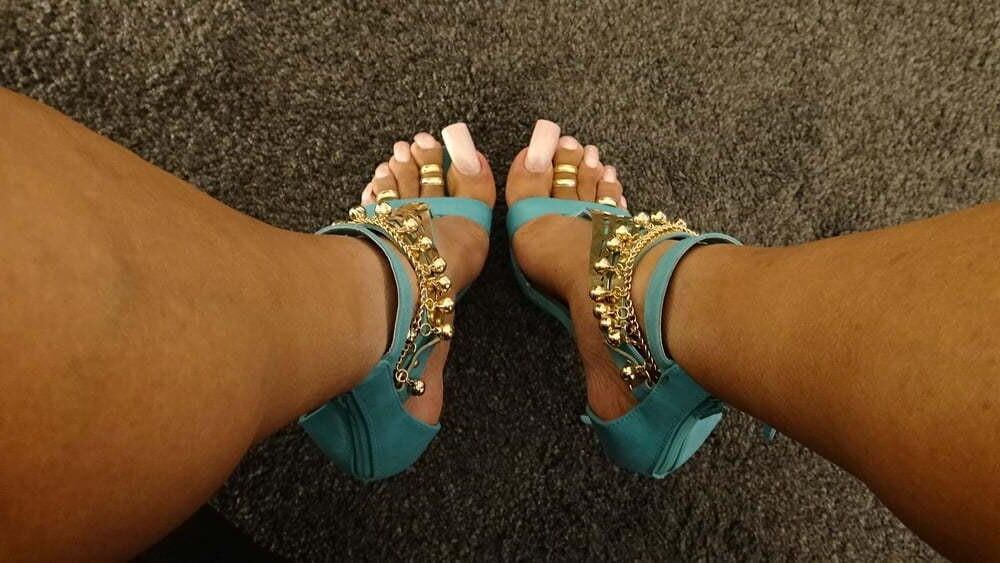 MISS PRETTY FEET