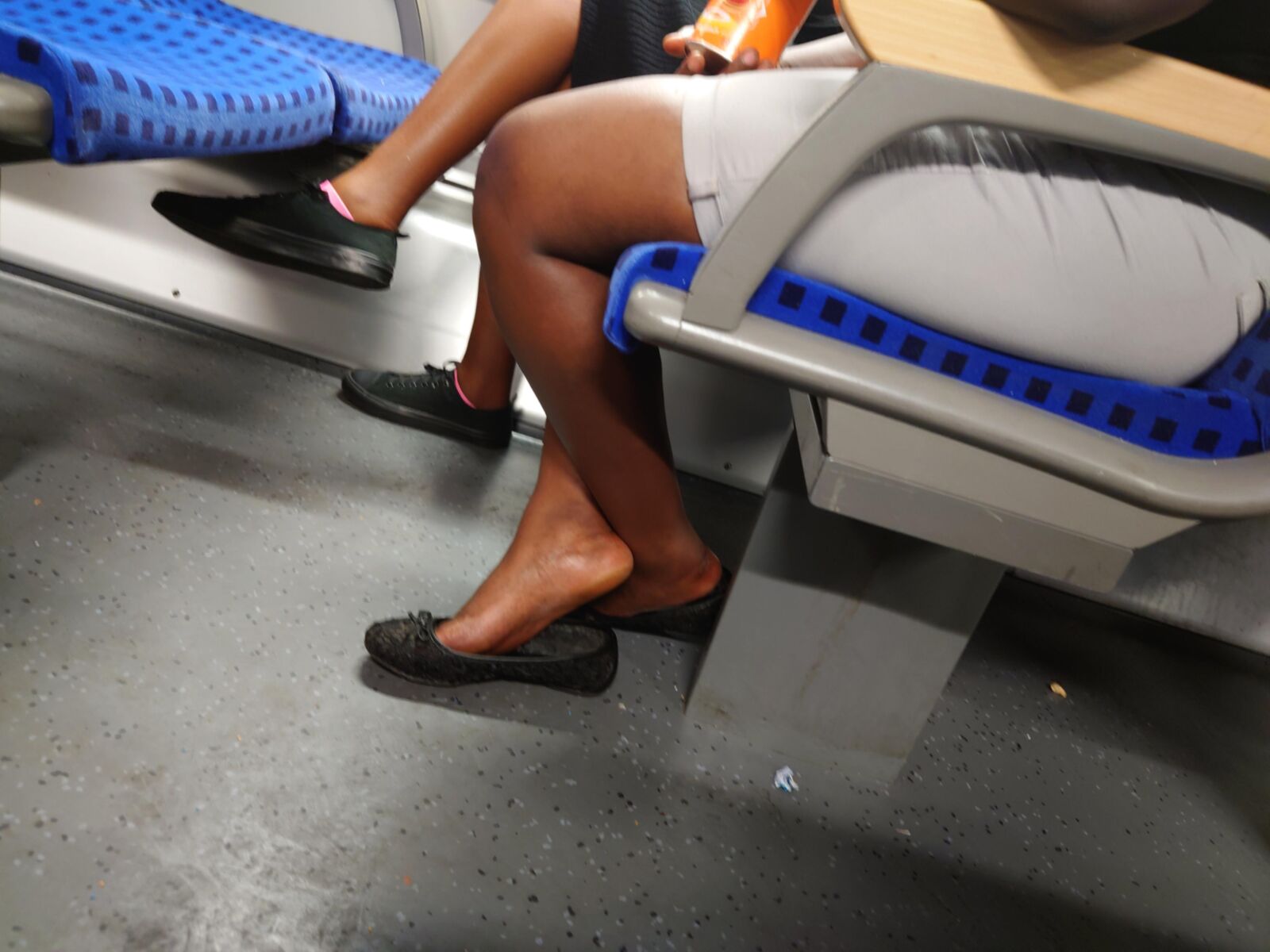 Schuhspiel in flachen Schuhen mit rauen Ebenholzfüßen