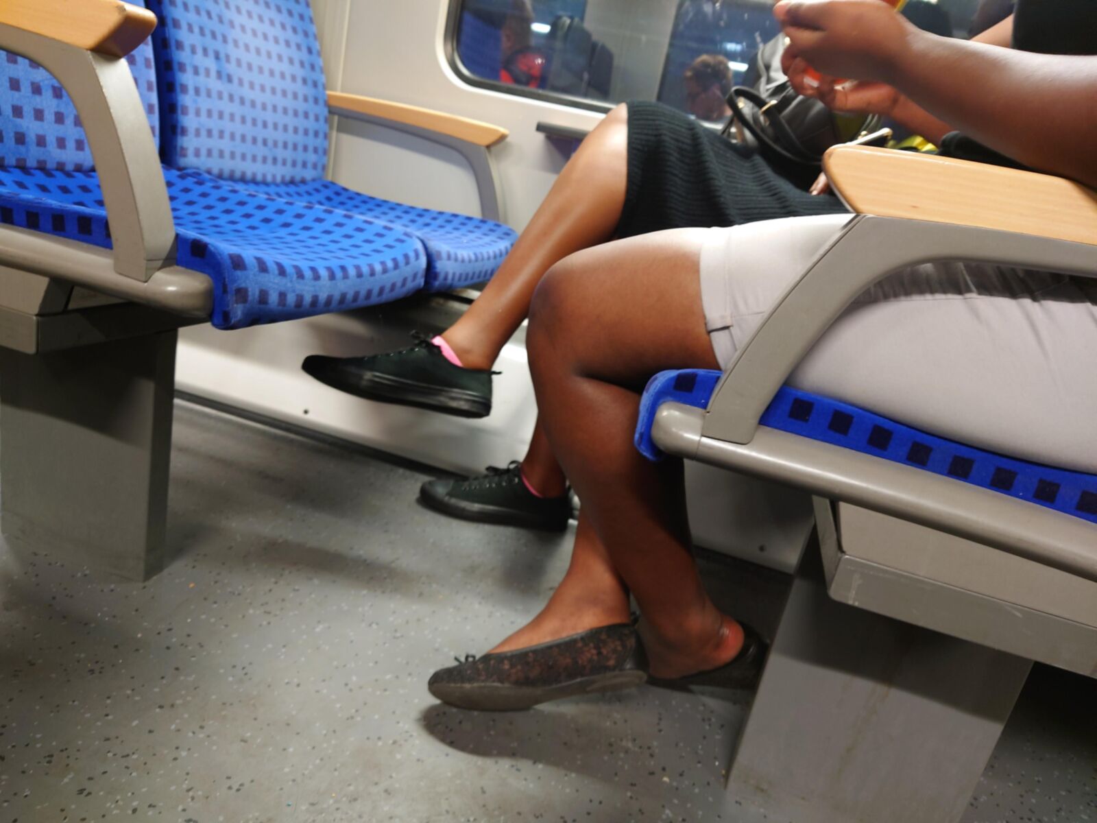 Schuhspiel in flachen Schuhen mit rauen Ebenholzfüßen