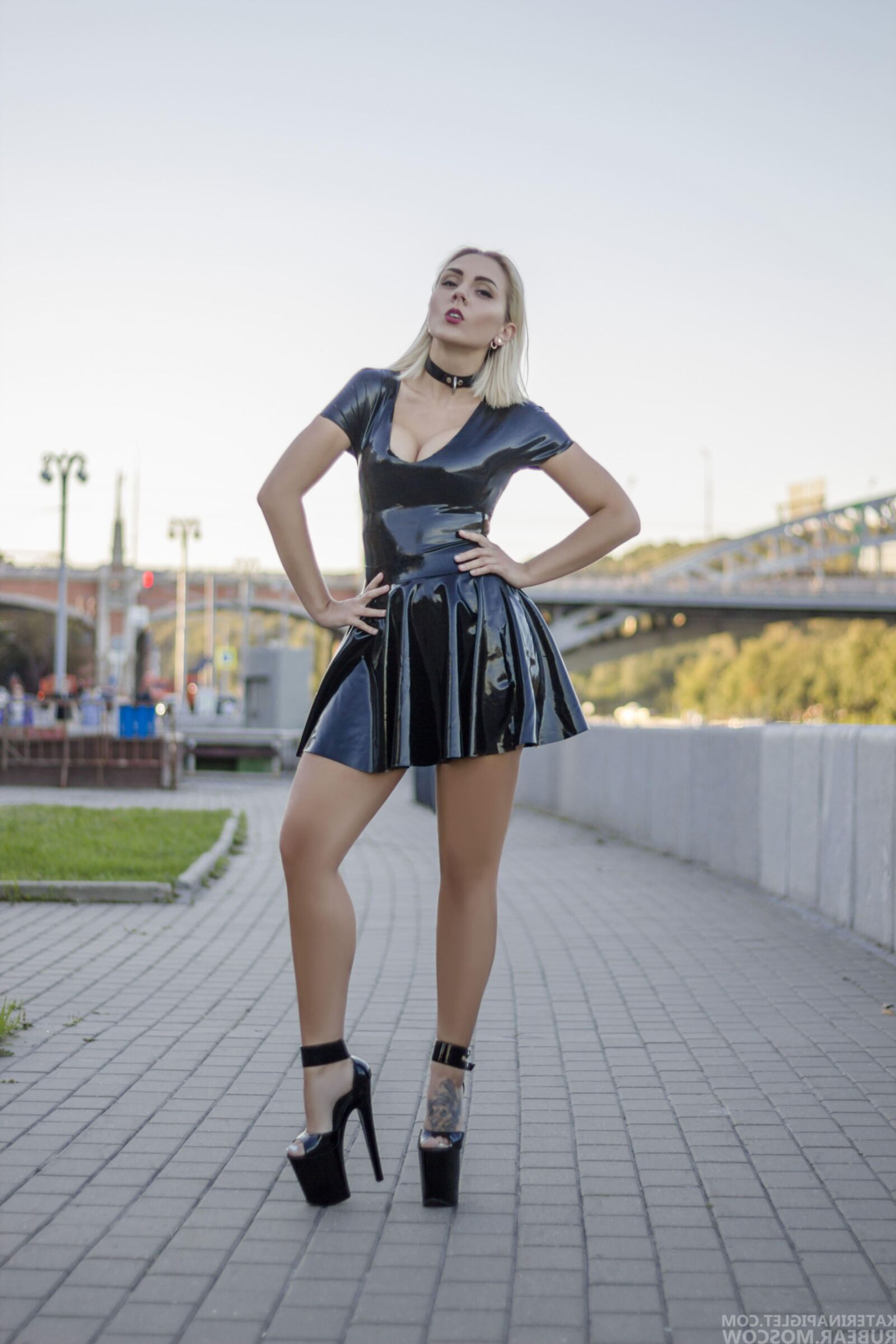 Katerina Ferkel aus Latex auf einem Roller