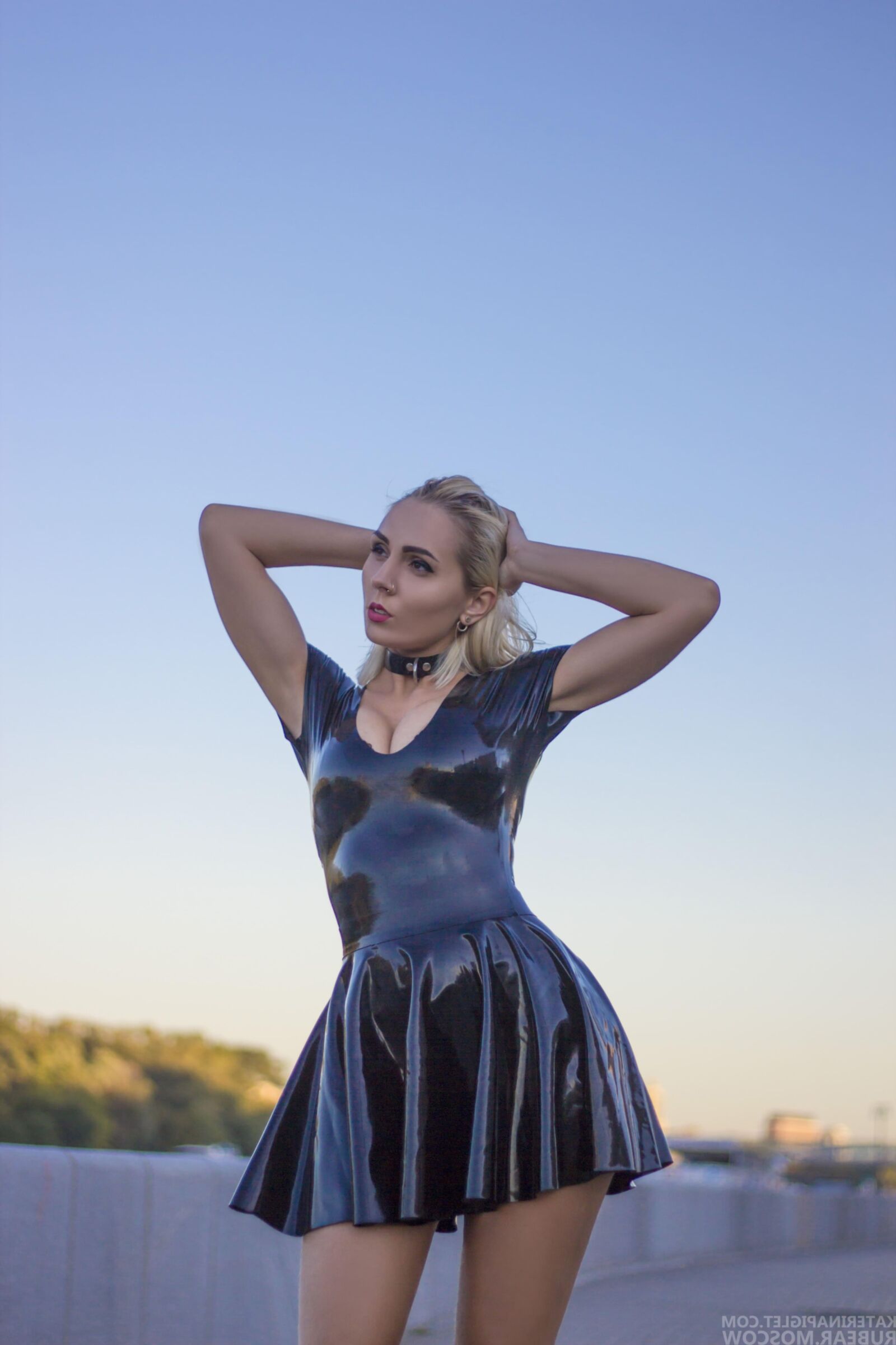 Katerina Ferkel aus Latex auf einem Roller