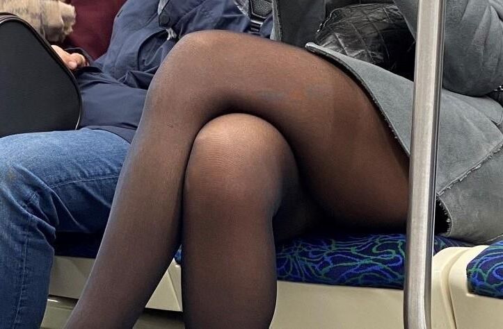 Mulher de meia-calça e botins de camurça no metrô