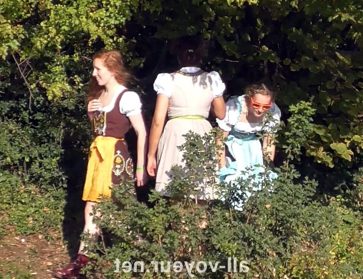 Oktoberfest Voyeur Mijando. Garotas alemãs bêbadas fazem xixi.