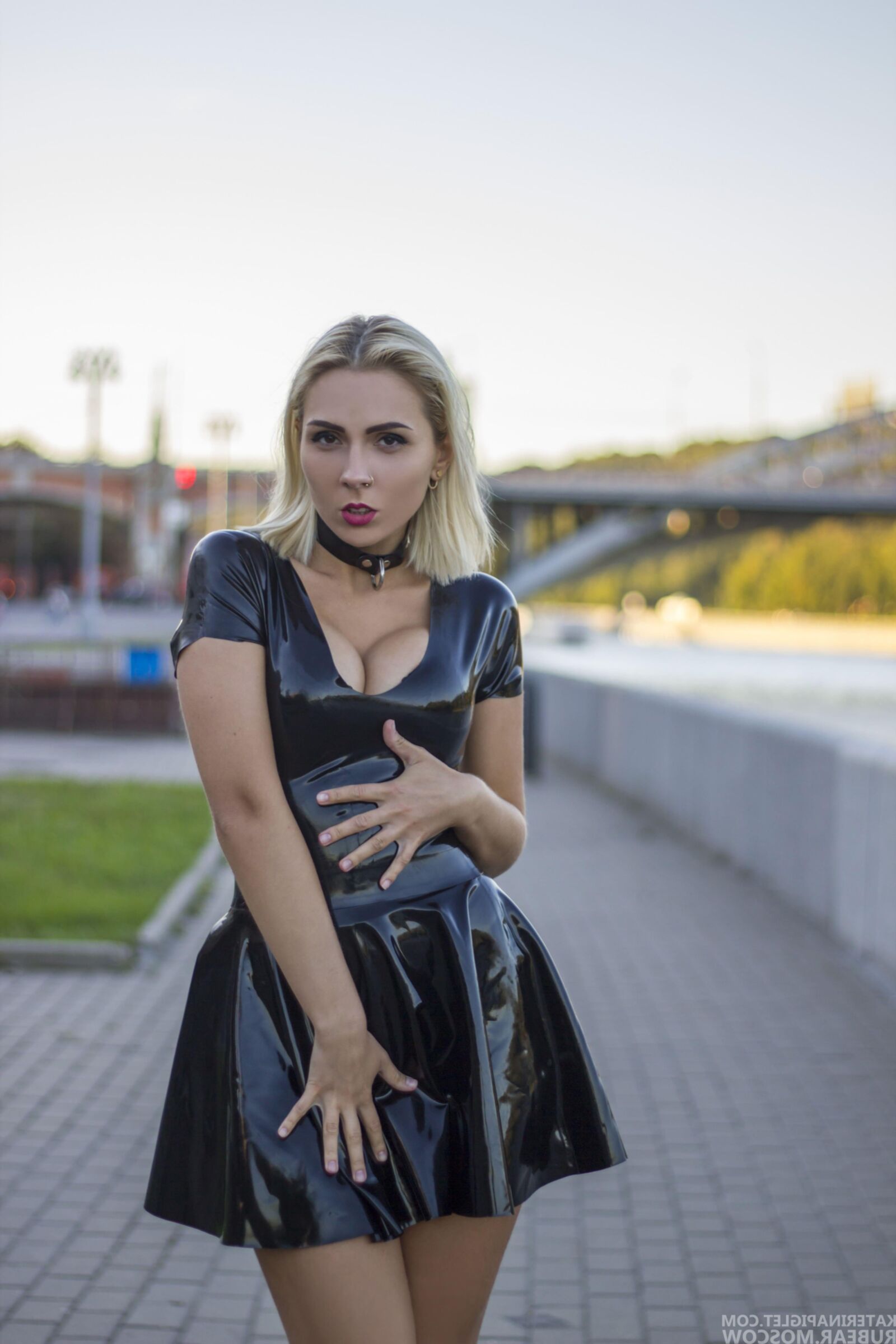 Katerina Ferkel aus Latex auf einem Roller