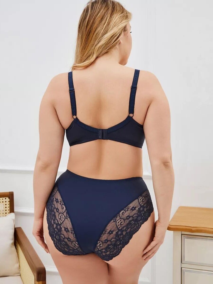 molliges Mädchen in Dessous