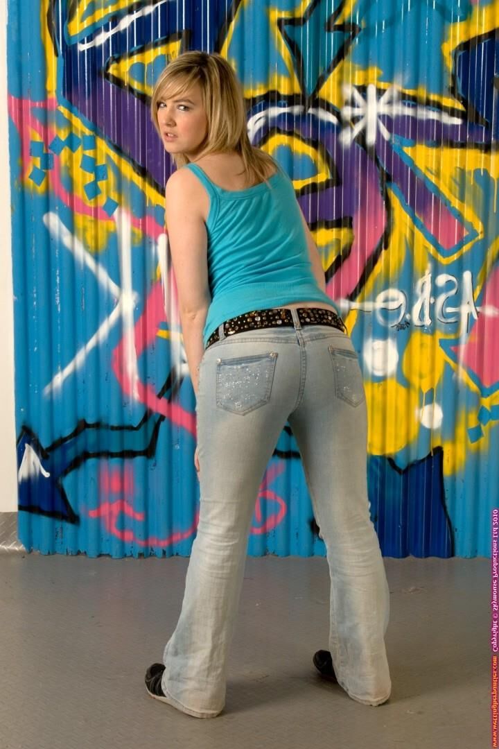 Katie K mija em seu jeans