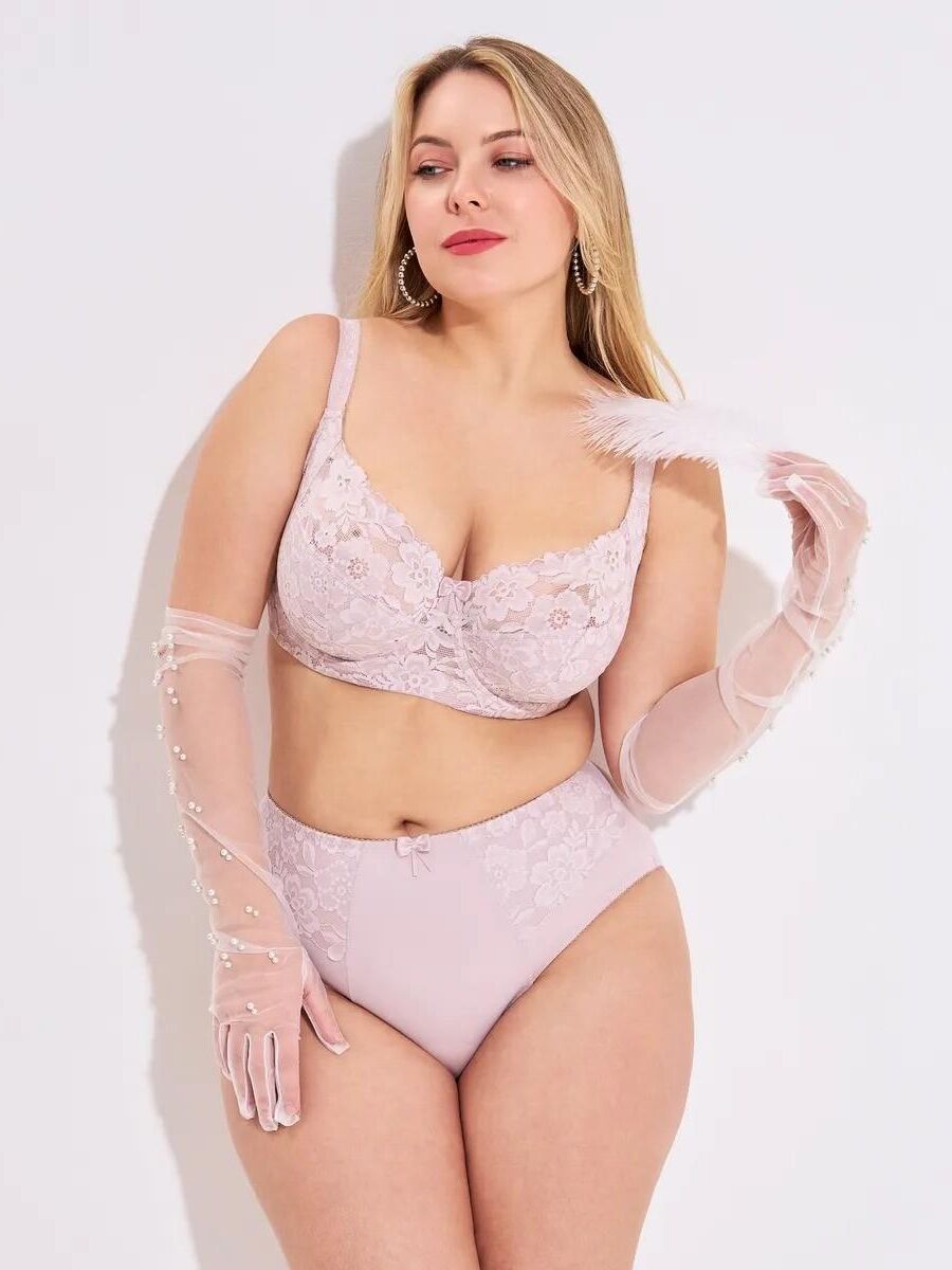 molliges Mädchen in Dessous