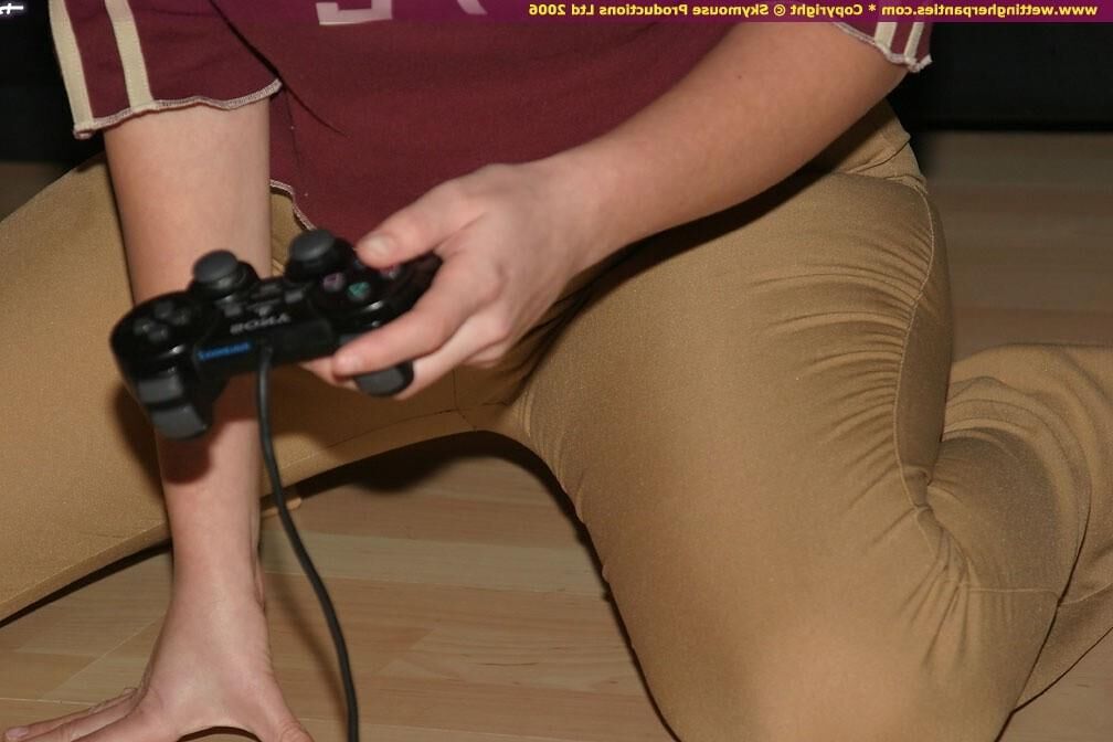 Pissiges Gamer-Girl macht nass