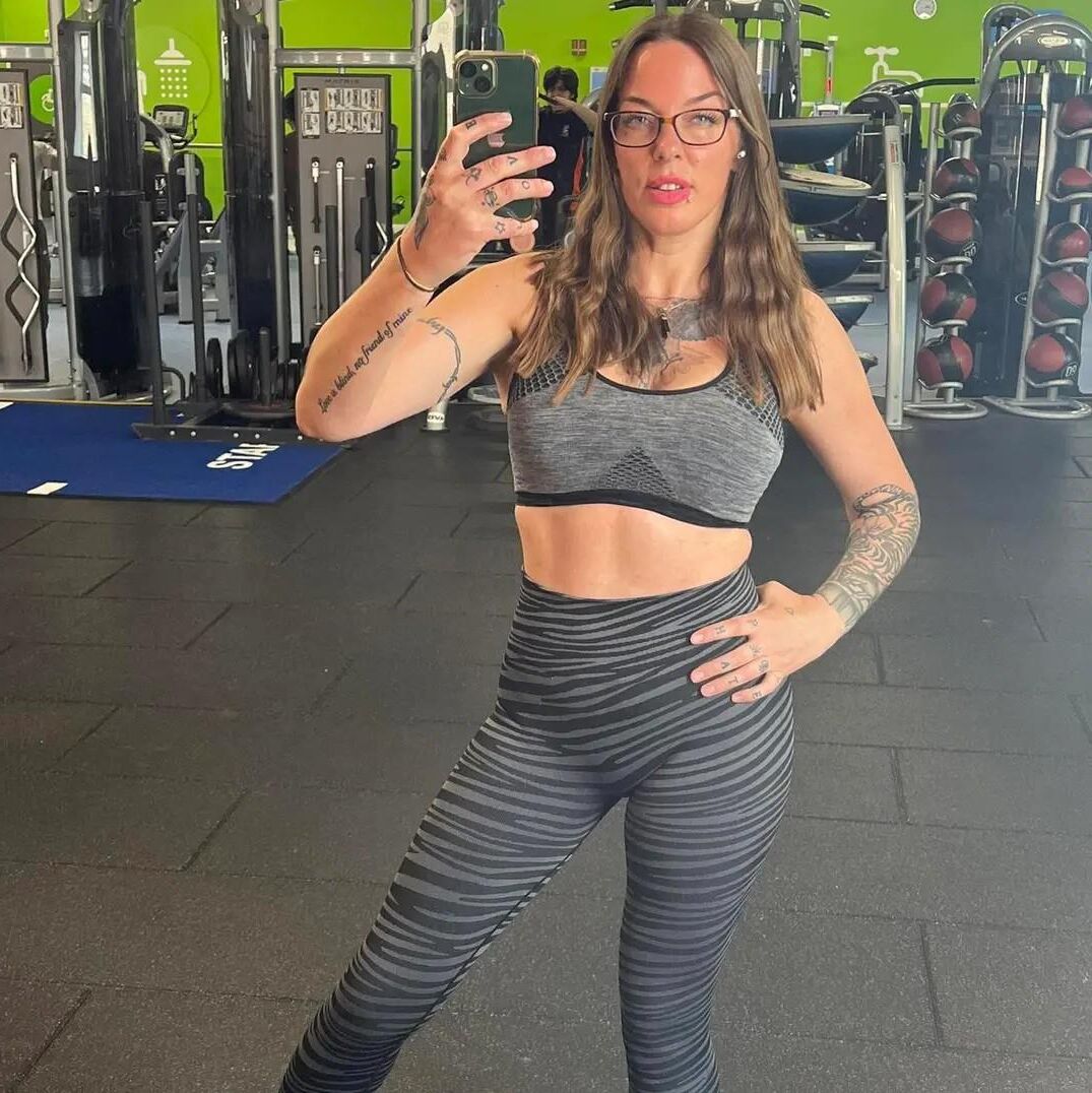 Die dominante Bodybuilderin Paula vergöttert sie!