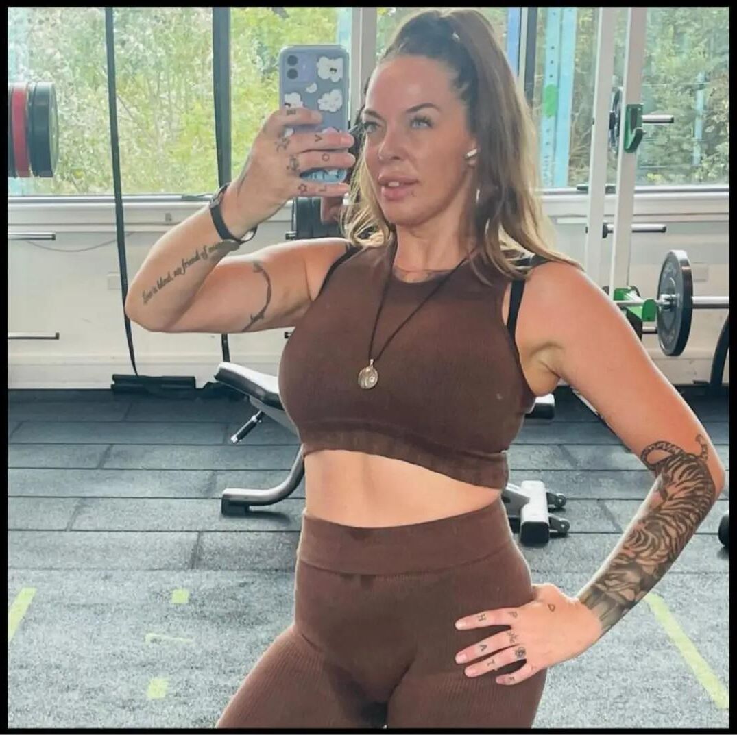 Die dominante Bodybuilderin Paula vergöttert sie!