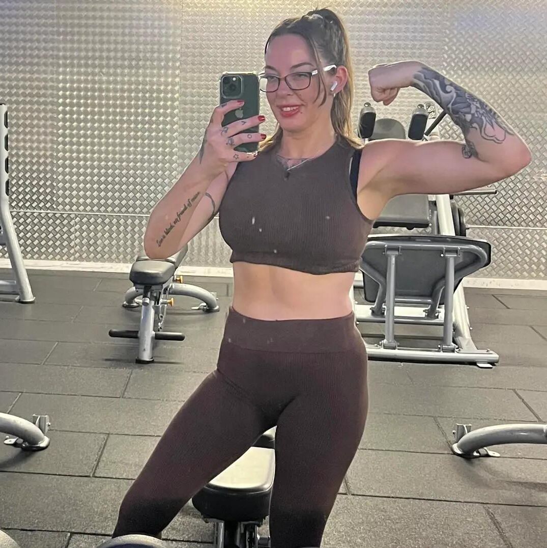 Die dominante Bodybuilderin Paula vergöttert sie!