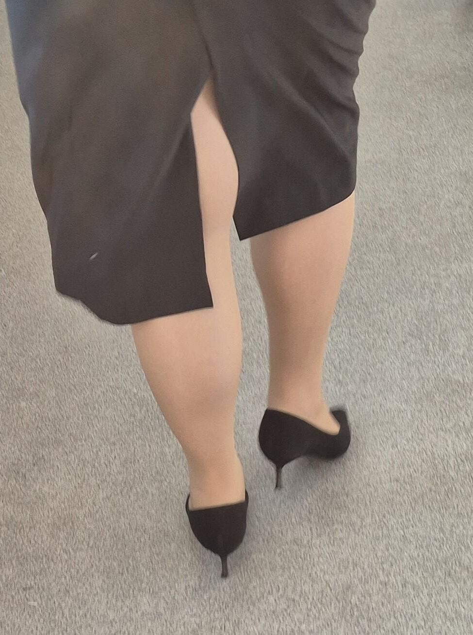 Compañera de trabajo MILF con gran trasero en medias brillantes y tacones de gamuza