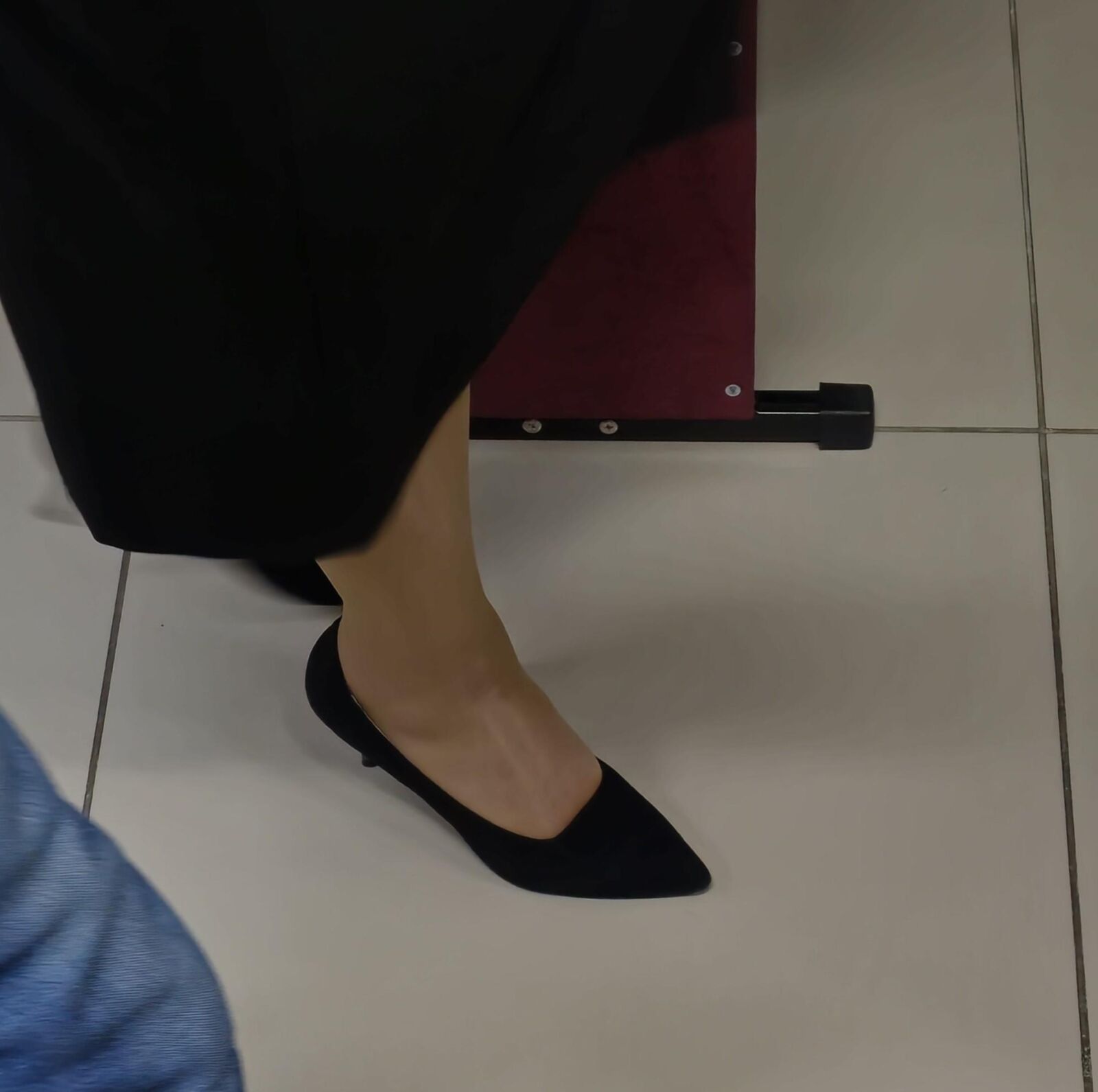 Compañera de trabajo MILF con gran trasero en medias brillantes y tacones de gamuza