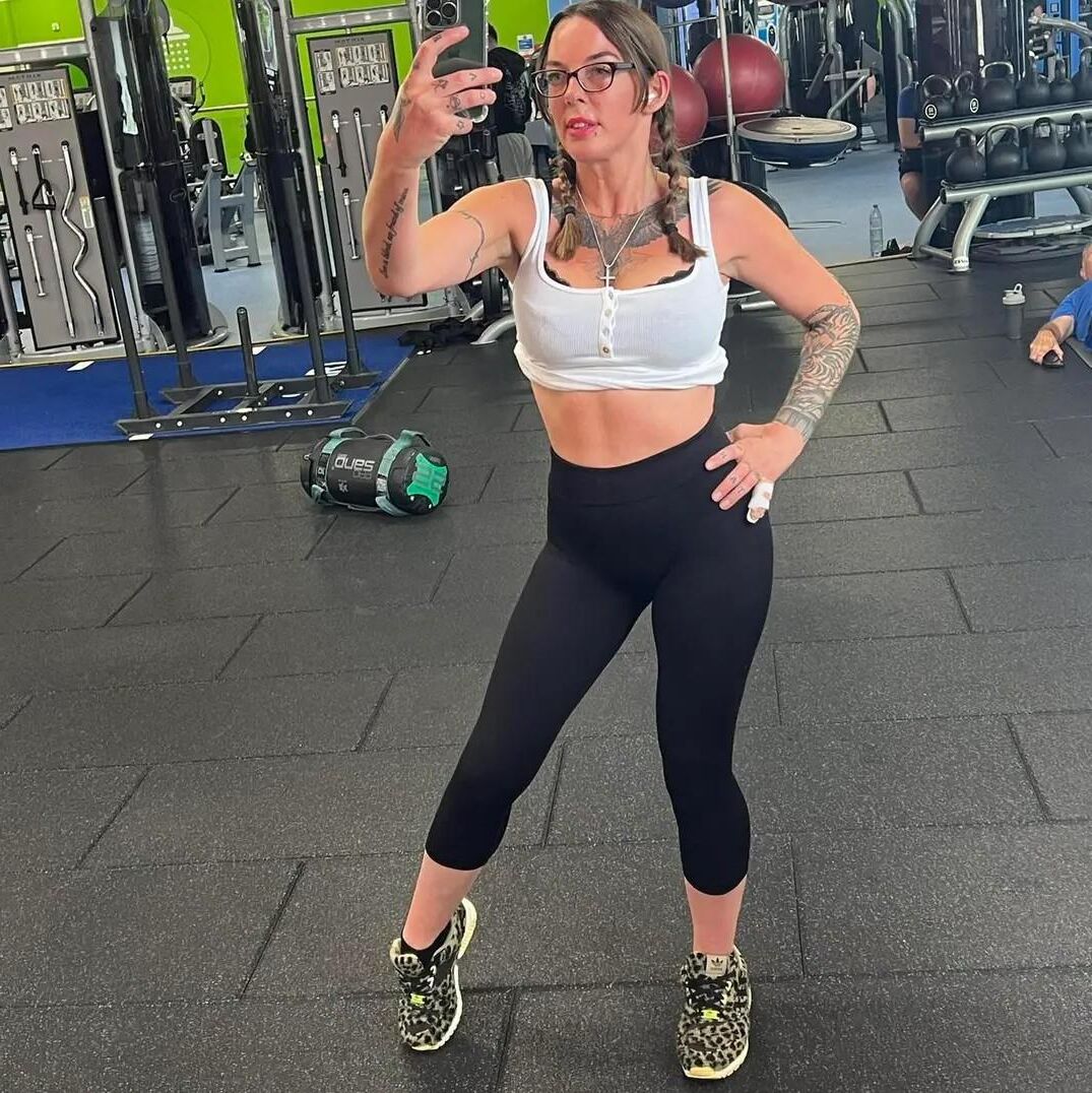 Die dominante Bodybuilderin Paula vergöttert sie!