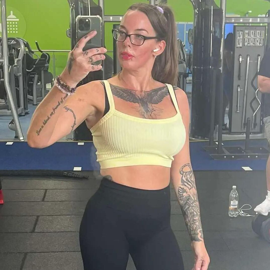 Die dominante Bodybuilderin Paula vergöttert sie!