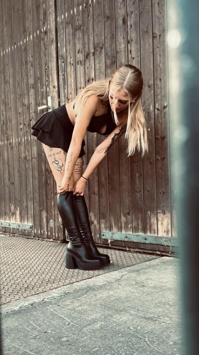 Girls in boots , chelsea leather