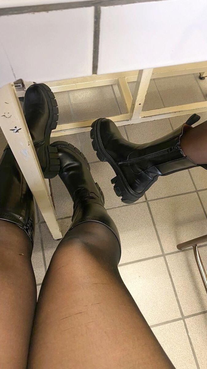 Girls in boots , chelsea leather