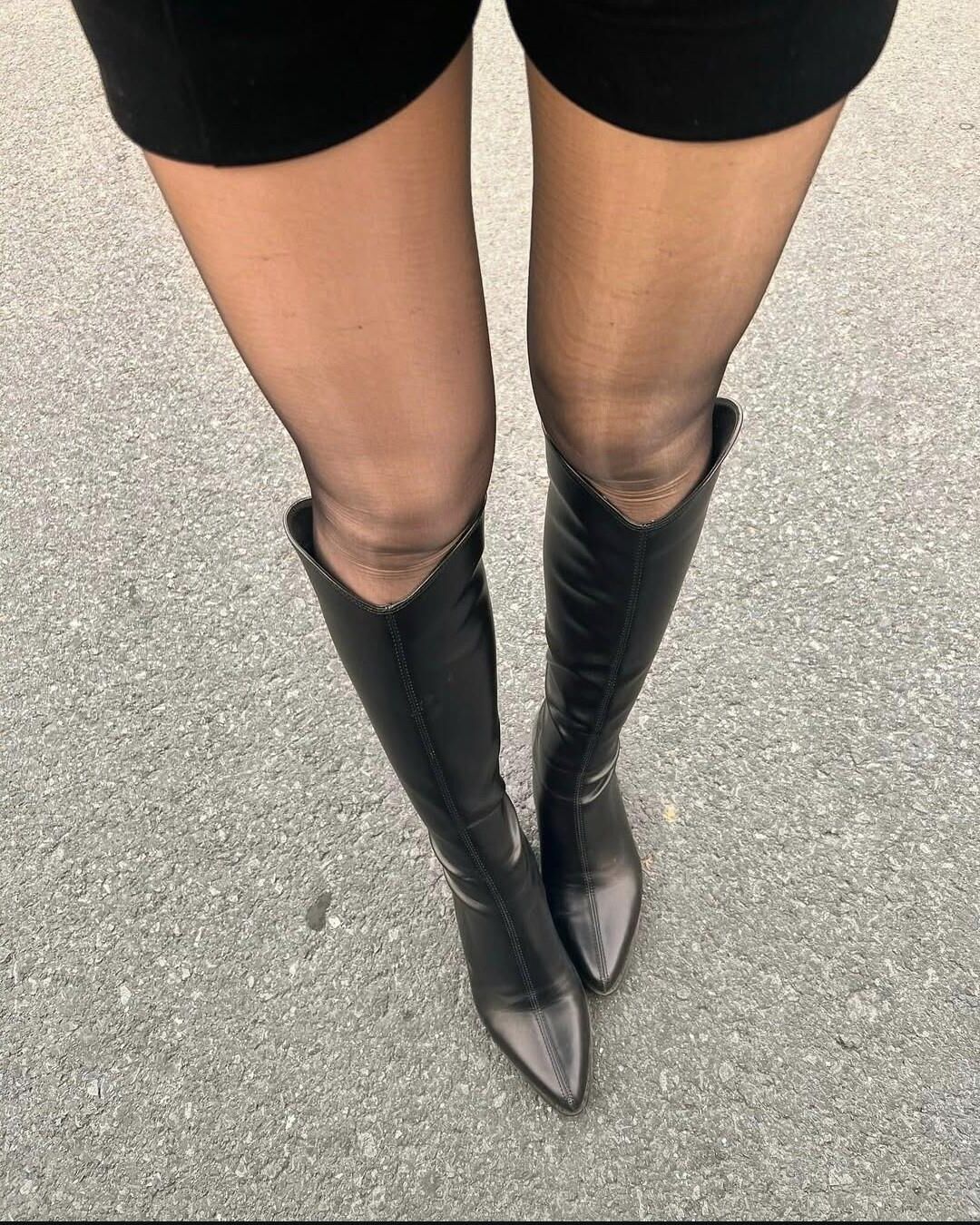 Girls in boots , chelsea leather