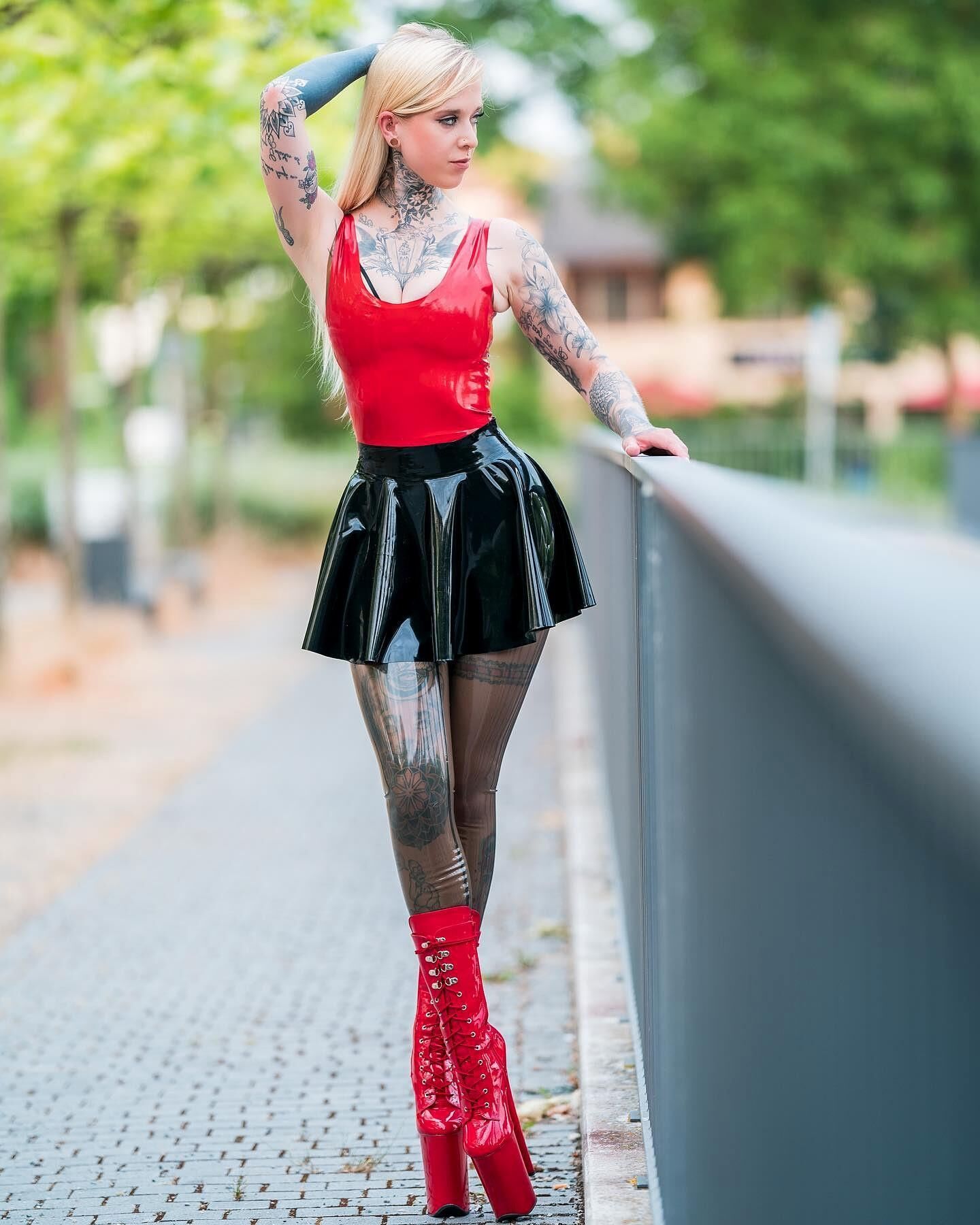 Beautés en latex (rouge)