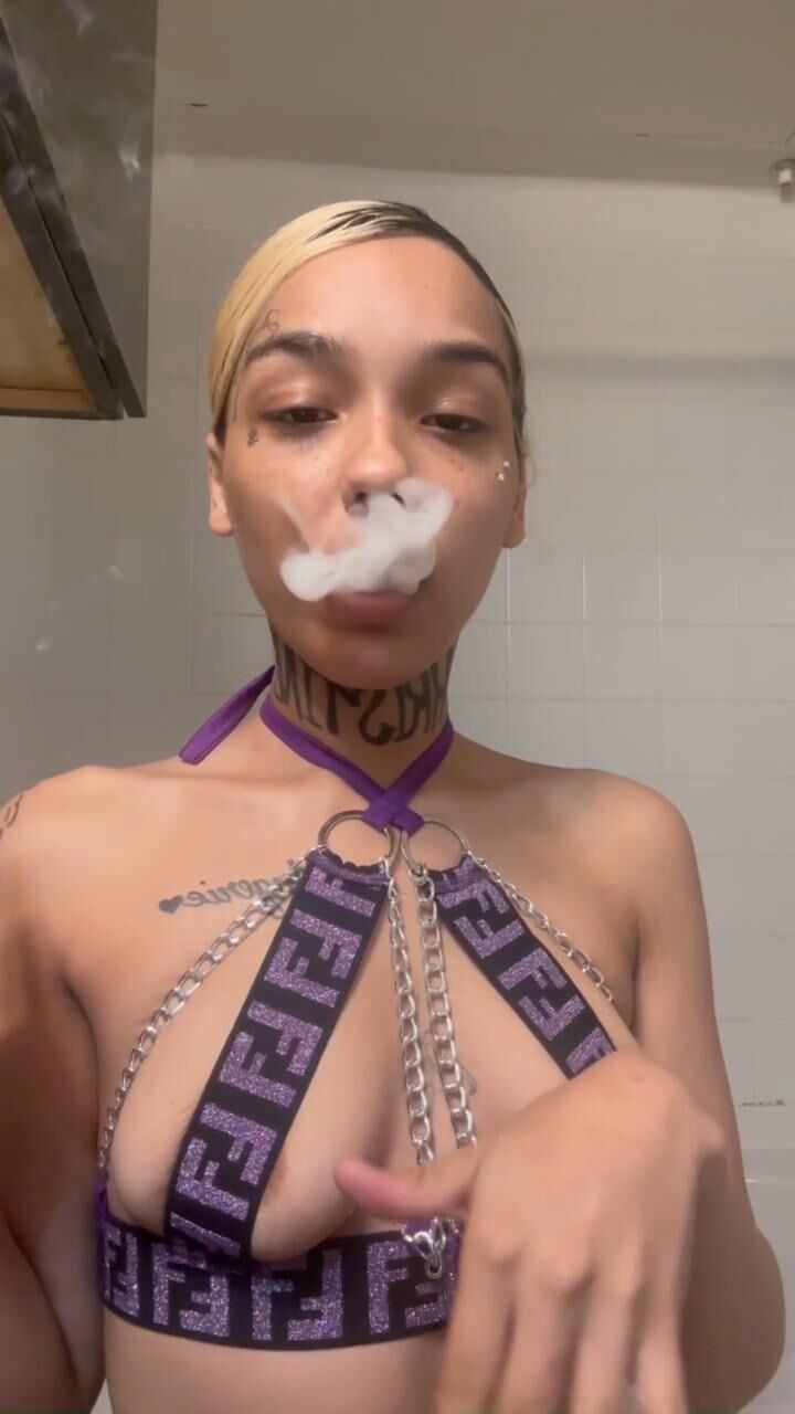 Smoking Sluts 