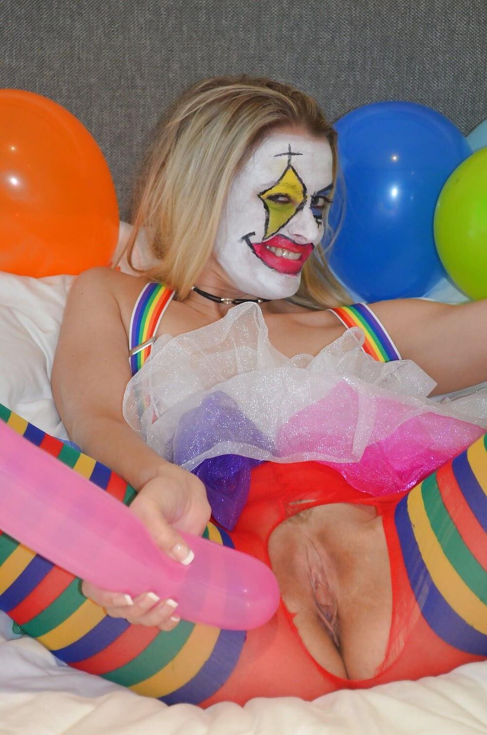 BLONDER CLOWN MIT OFFENEN BEINEN