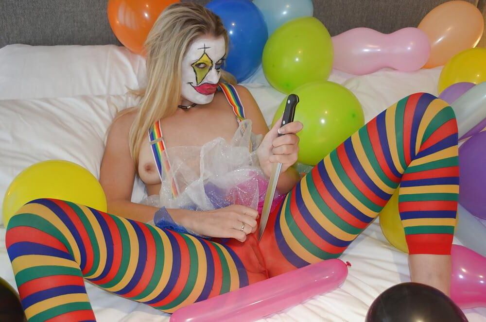 BLONDER CLOWN MIT OFFENEN BEINEN