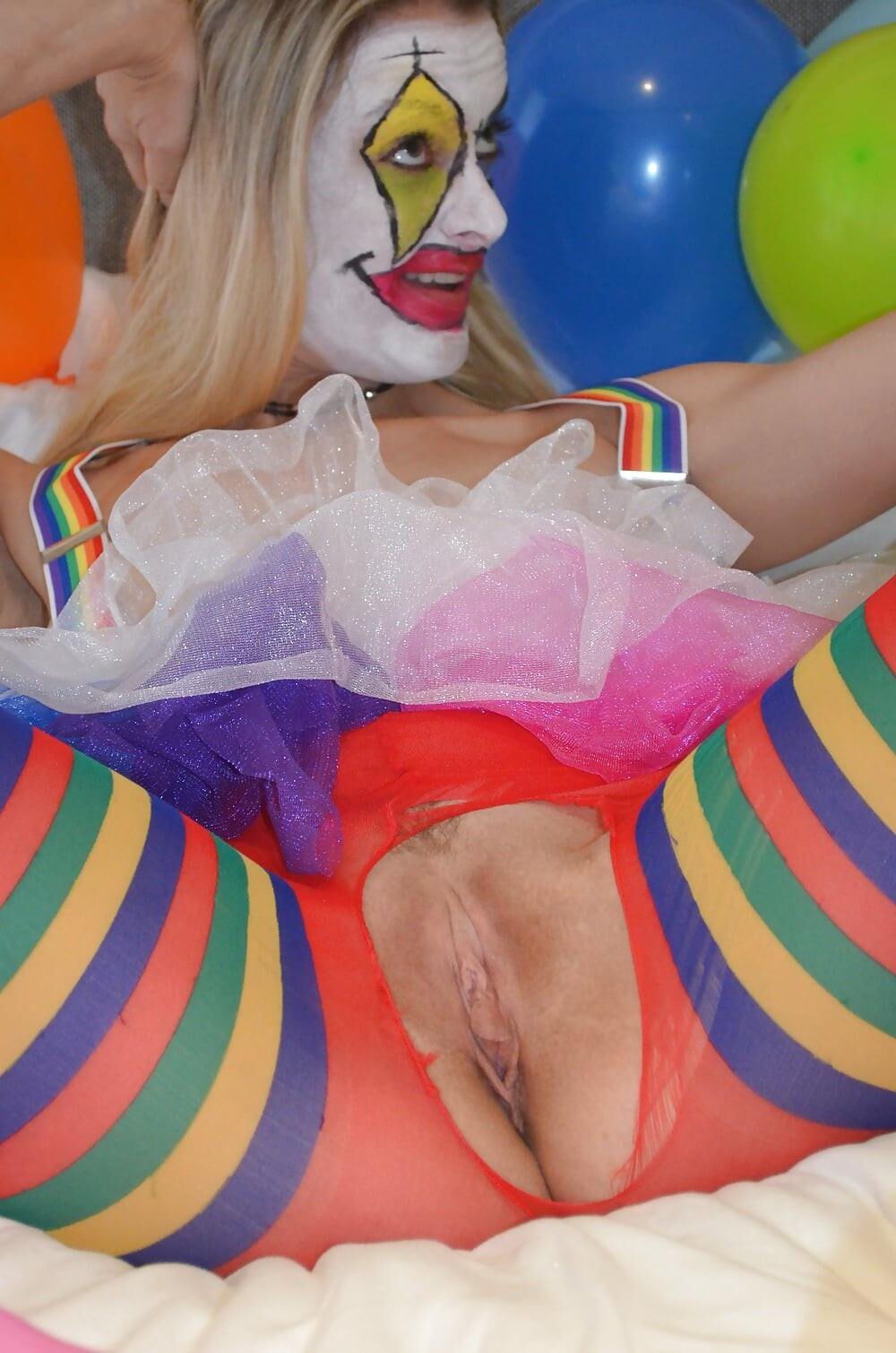 BLONDER CLOWN MIT OFFENEN BEINEN