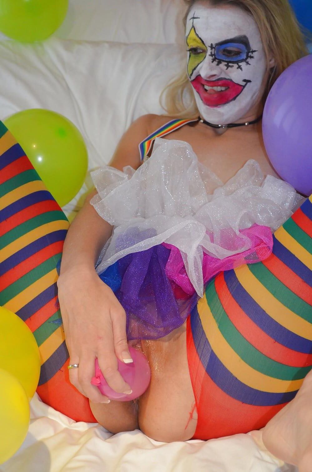 BLONDER CLOWN MIT OFFENEN BEINEN