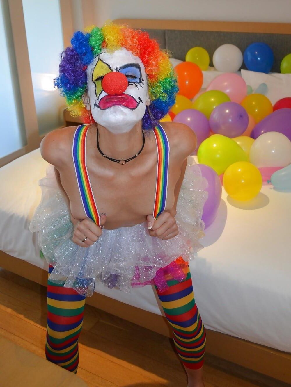 BLONDER CLOWN MIT OFFENEN BEINEN