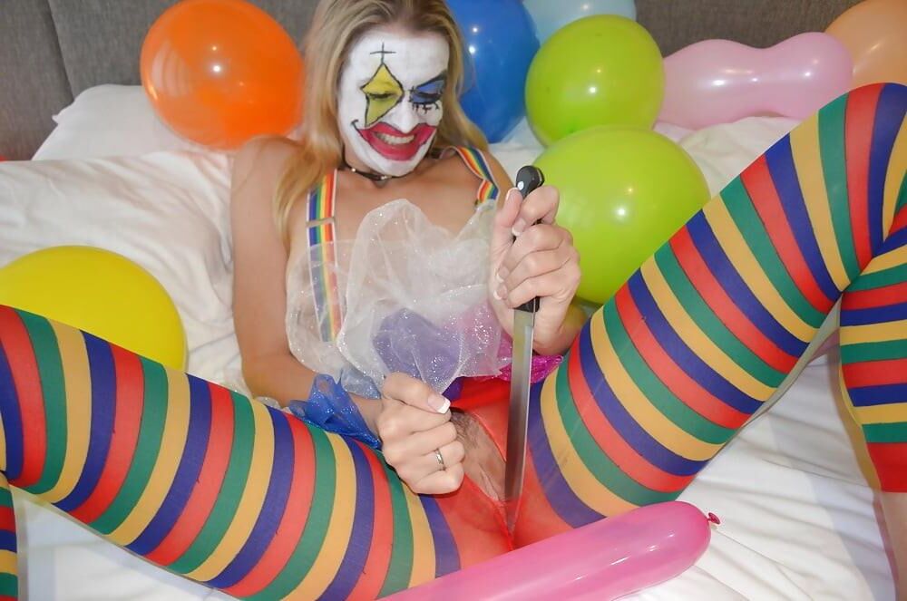 BLONDER CLOWN MIT OFFENEN BEINEN